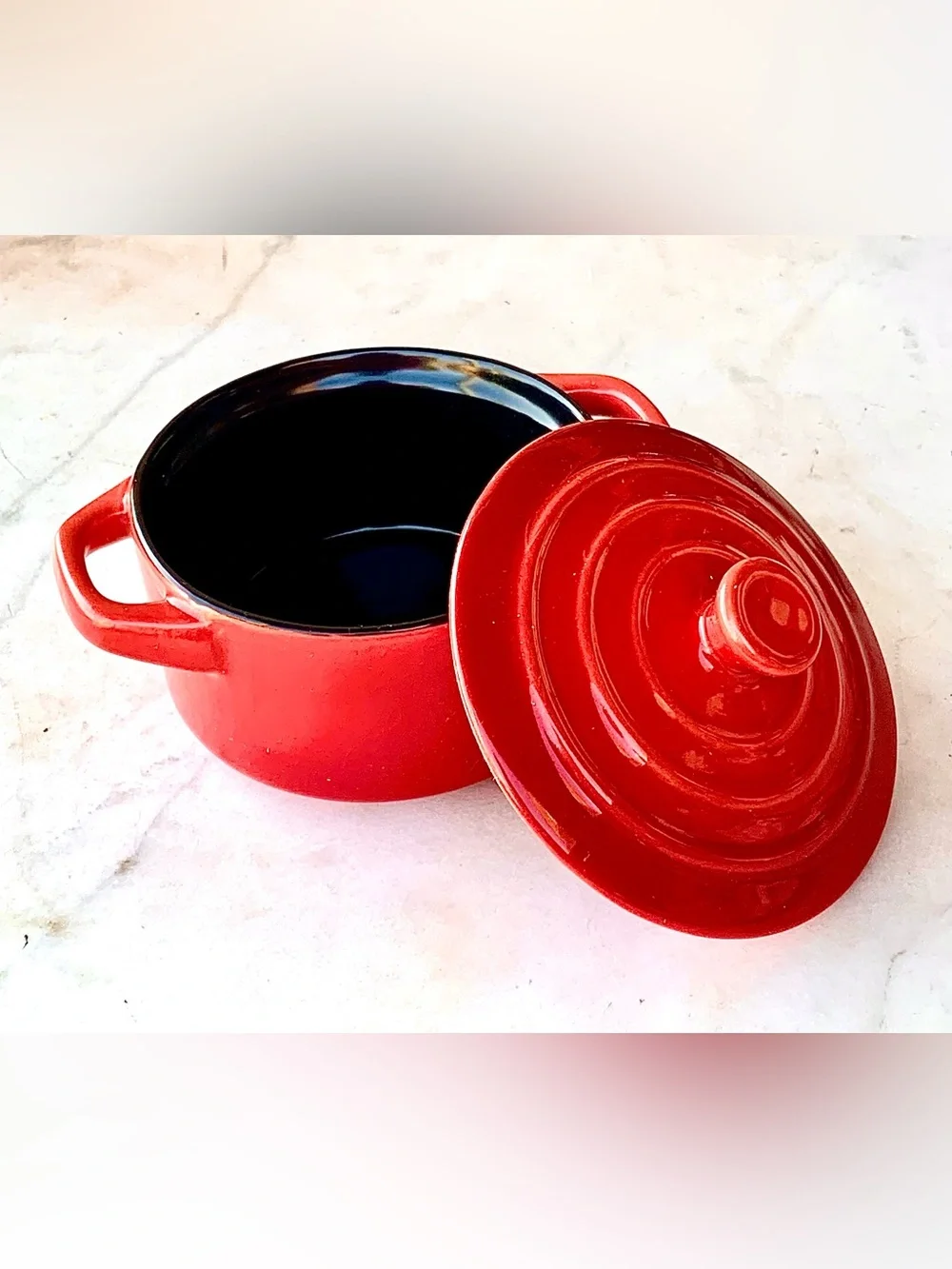 TABLE FASHION MINI COCOTTE CERAMIC STONEWARE RED BLACK 4 INCH BY 2 INCH NEW